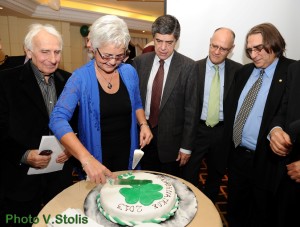 Η κοπή της πίττας από την Μαίρη Λομβάρδου-Ζούλα