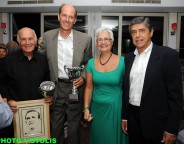 Οι βραβευθέντες Τάκης Λουκανίδης και Ντέιβιντ Στεργάκος με την Μαίρη Λοβάρδου-Ζούλα και τον Πέτρο Πομόνη